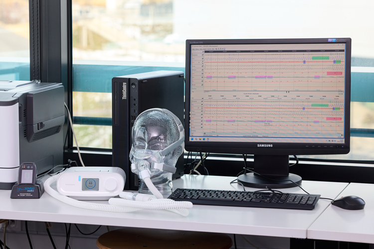 Ein Laborplatz ausgestattet mit Computer und Diagnosegeräten.
