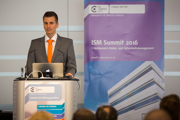 Herr in Anzug an Rednerpult