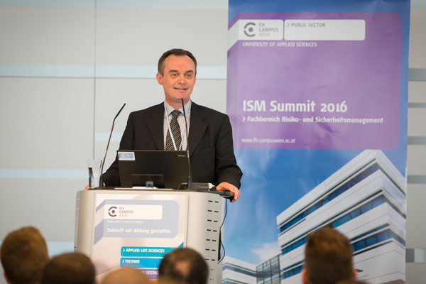 Herr in Anzug am Rednerpult