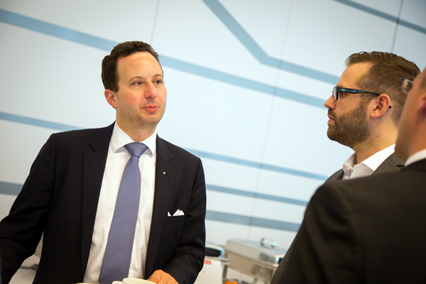 Zwei Herren unterhalten sich