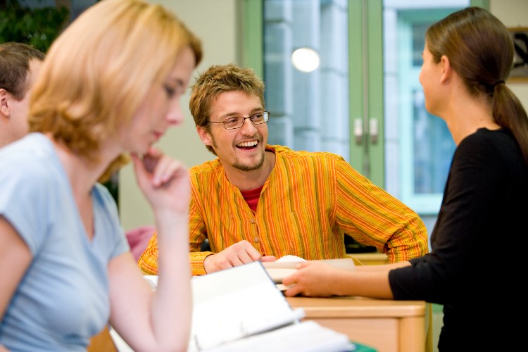© HCW/Spiola Studierende lernen zusammen