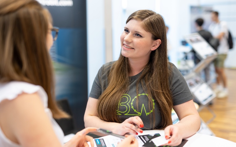 © HCW/Schedl Ein Beratungsgespräch auf der Karrieremesse ist abgebildet