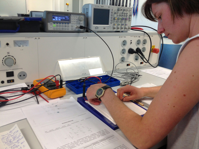 Eine Lehrperson zeigt eine Übung vor