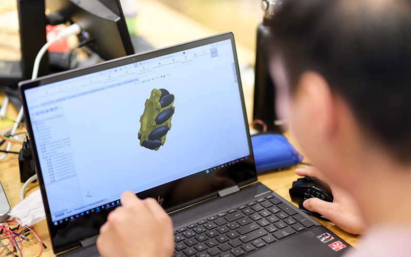 Studierender gestaltet digitalen Prototyp 