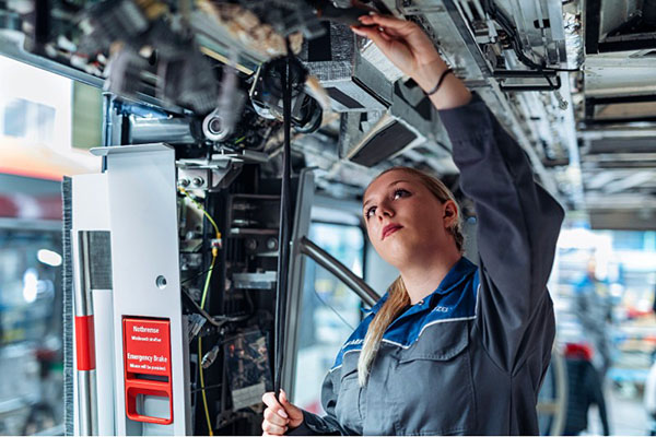 © Siemens Mobility Person arbeitet an einer Maschine