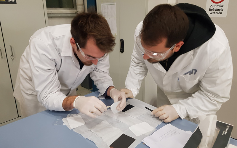 Zwei Studierende arbeiten an einer Aufgabe