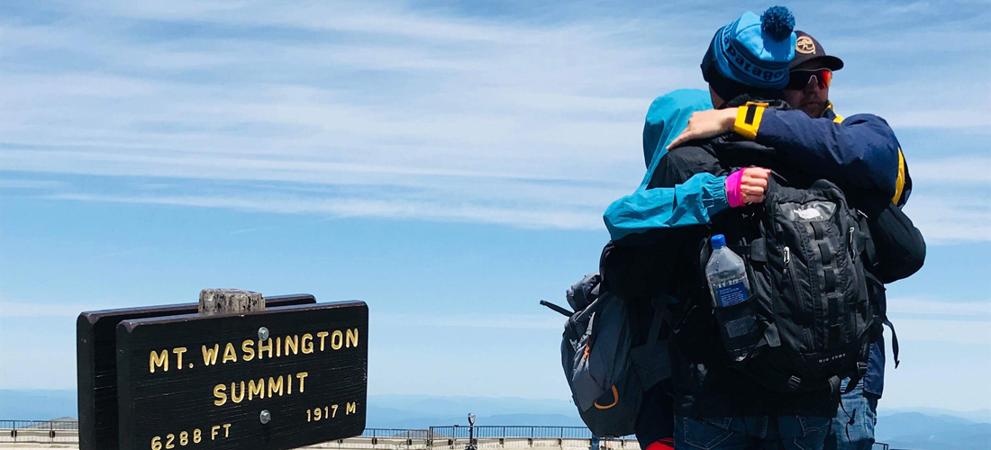 © Nathalie Gruber Aufnahme von drei sich umarmenden Personen am Mount Washington Summit