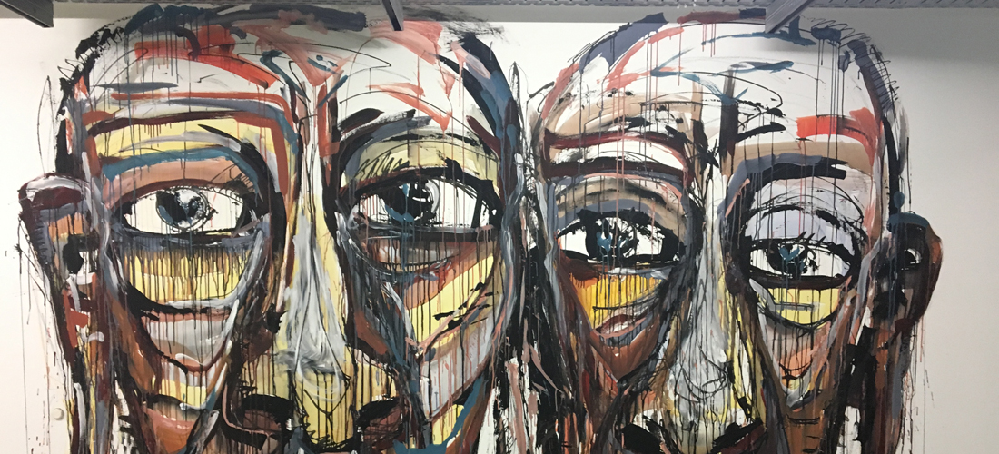 Aufnahme von Straßenkunst, zwei Gesichter