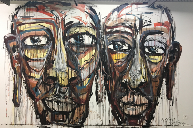 Straßenkunst von zwei Gesichtern