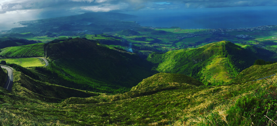 Aufnahme einer grünen Hügellandschaft