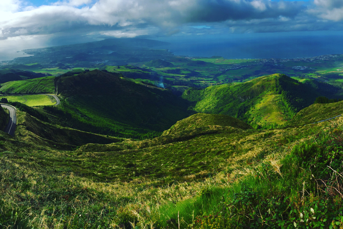 Aussicht über grüne Hügellandschaft
