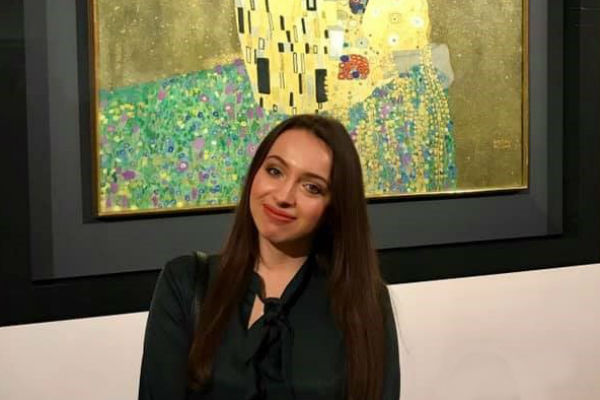 Marta im Museum, vor einem Gemälde stehend