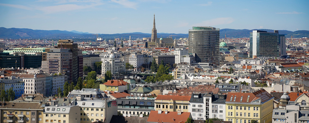 Skyline von Wien, Hügel im Hintergrund sichtbar 