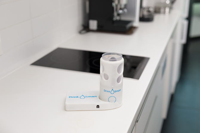 Prototyp Drink Smart, weißer Kunststoffbecher mit blauer Aufschrift. © Hochschule Campus Wien/Schedl 