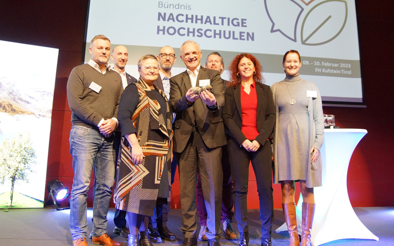 Gruppe von Personen auf einer Bühne