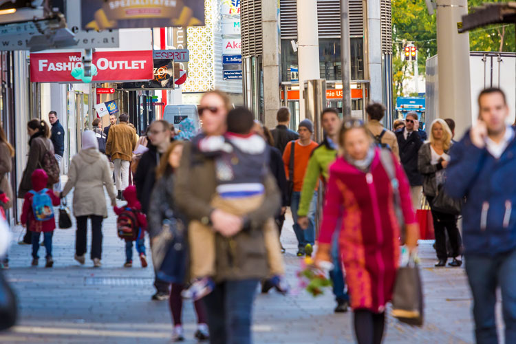 Passanten auf der Mariahilferstraße in Wien