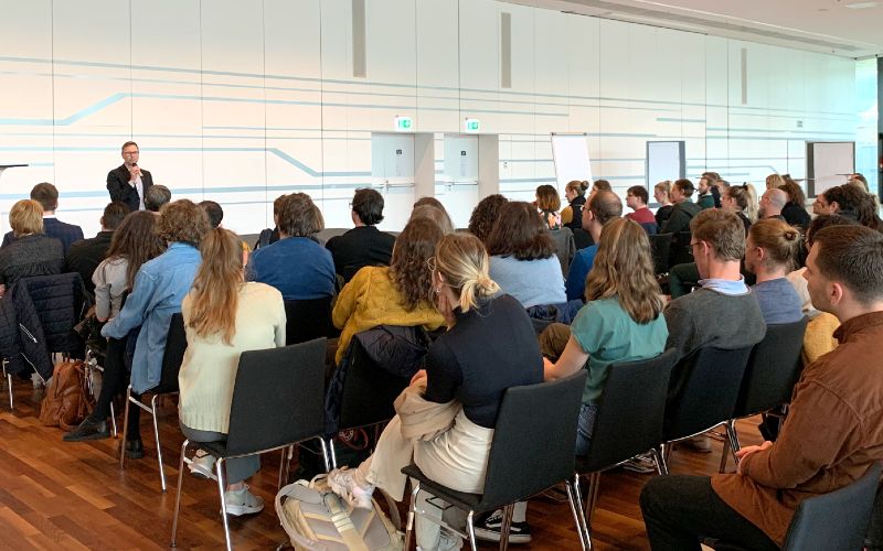 Redner und Publikum der Springschool 2022