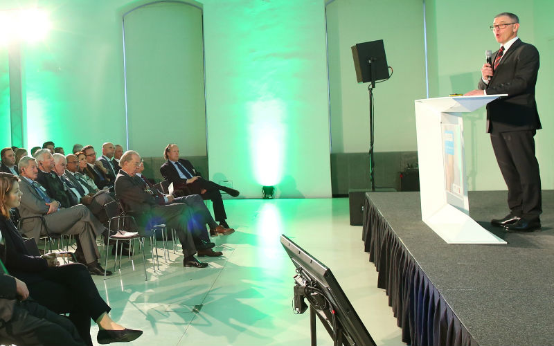 Studiengangsleiter Manfred Tacker am Podium beim Verpackungstag © Hochschule Campus Wien/Schedl