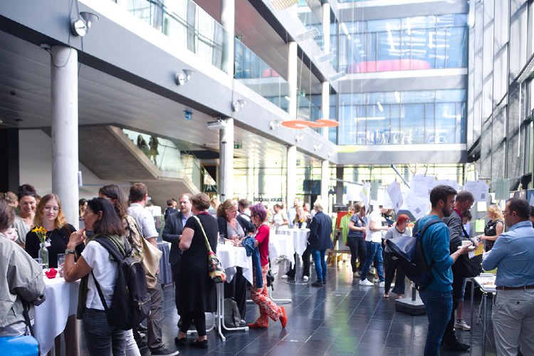 Besucher*innen der Tagung beim Netzwerken