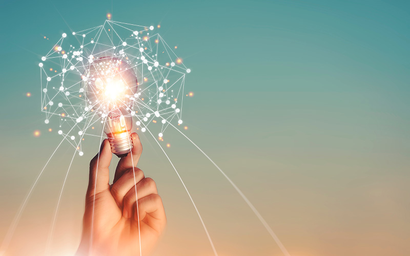 © Aon Khanisorn/Shutterstock.com Hand hält leuchtende Glühbirne in die Luft