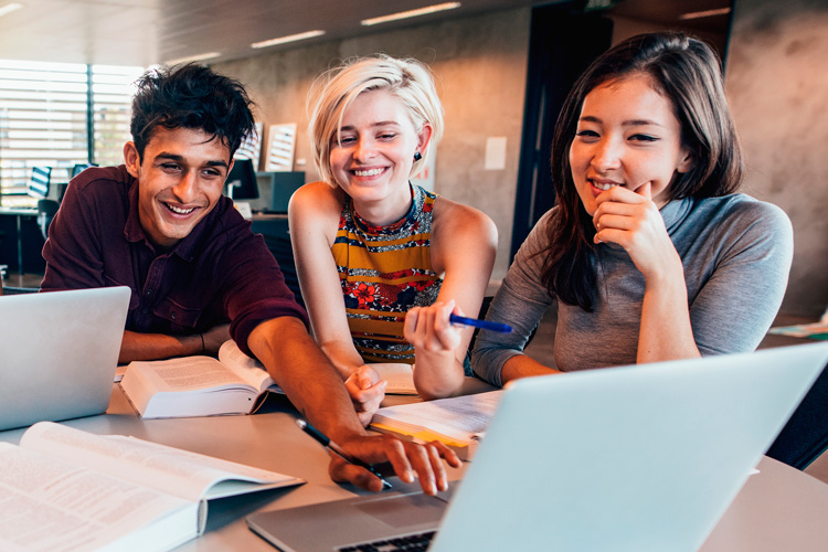 © Jacob Lund/Shutterstock 3 Personen vor Laptop