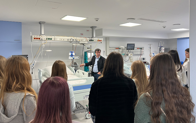 14 Mädchen bekommen am Wiener Töchtertag Einblick in die Arbeit des Departments Technik der Hochschule Campus Wien.