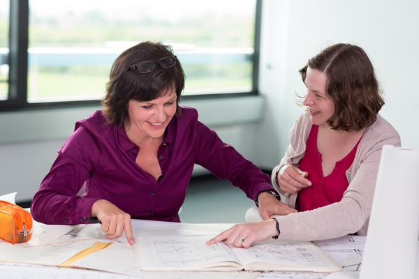 Zwei Damen freuen sich