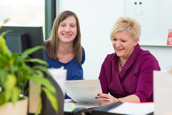 Zwei Damen an Büroarbeitsplatz