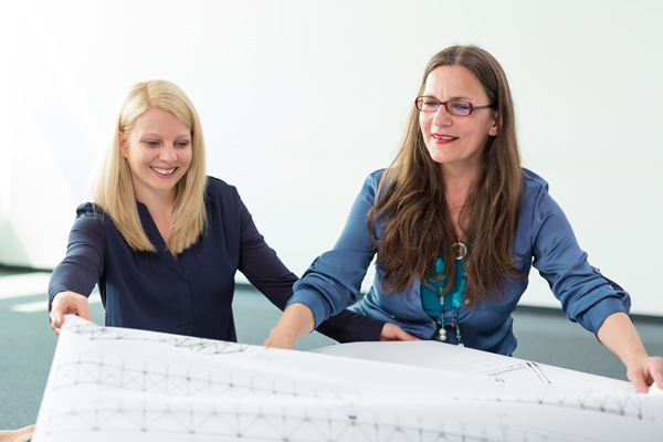 Zwei Damen mit architektonischen Plots