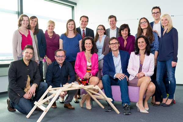 Gruppenfoto mit Holzmodell