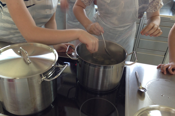 Kochtop, in dem umgerührt wird