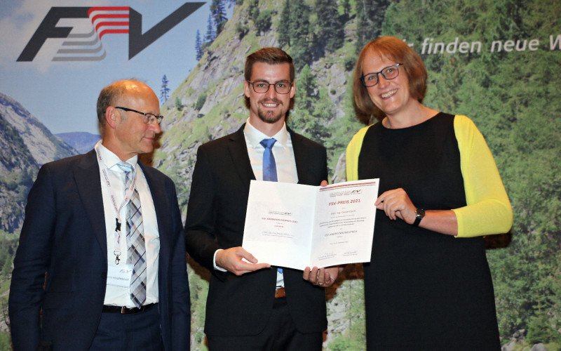 Daniel Esch erhält die Auszeichnung für seine Master Arbeit