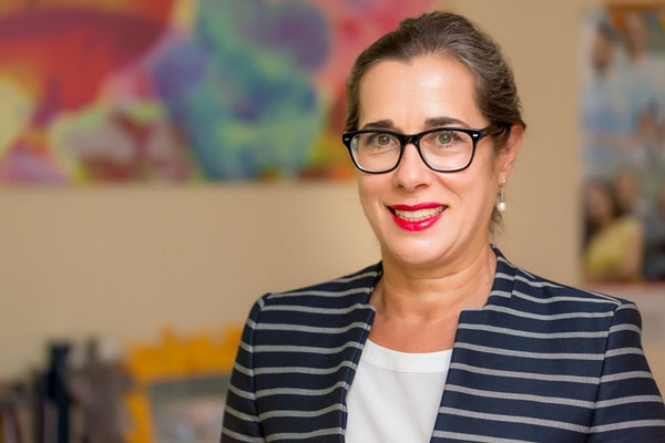 Portrait einer Dame mit Brille und zusammengebundenen Haaren