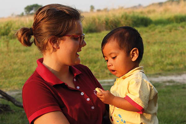 Cornelia Feichtinger mit Kind auf dem Arm