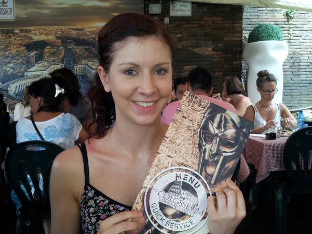 Junge Dame hält Speisekarte in Kamera