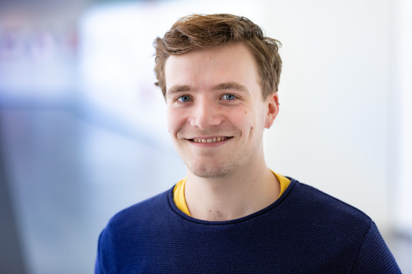 Portraitfoto eines jungen Herren mit kurzen braunem Haar