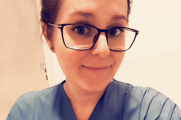 Selfie von junger Frau mit Brille