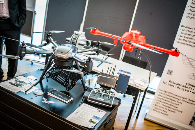 Eine schwarze und eine rote Drohne