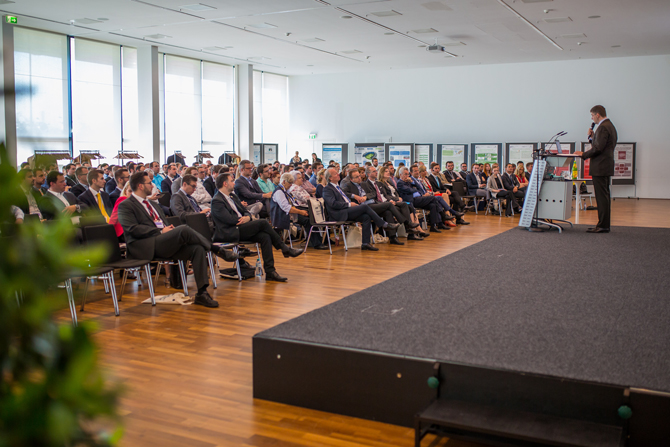 Publikum sitzend vor Rednerbühne