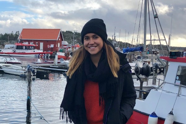 Junge Dame auf Steg an Bootsanlegeplatz