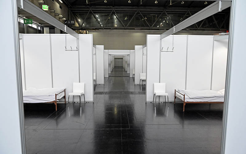 Betten und Trennwände in Messehalle