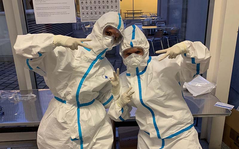 Zwei Personen in Schutzanzügen
