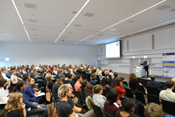 Publikum sitzt vor Bühne