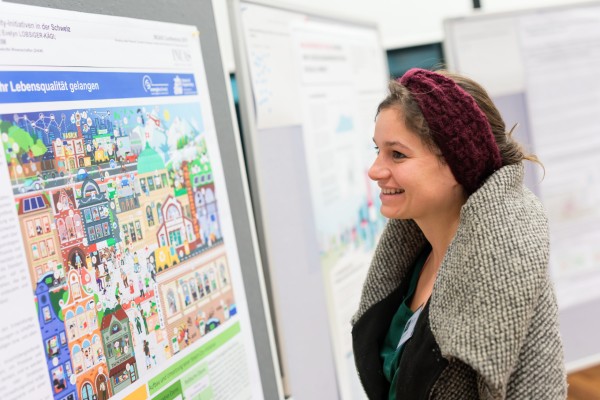 Dame vor Posterbeitrag