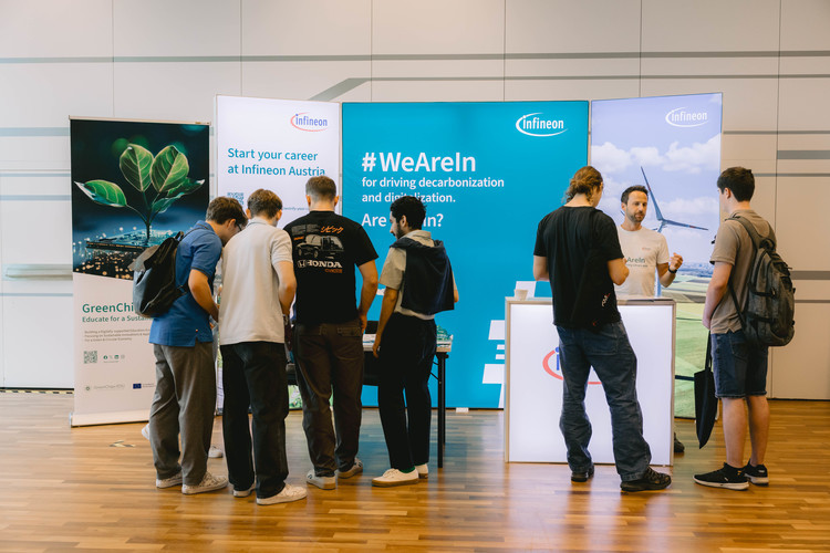 Infineon Stand mit Besucher*innen im Vordergrund