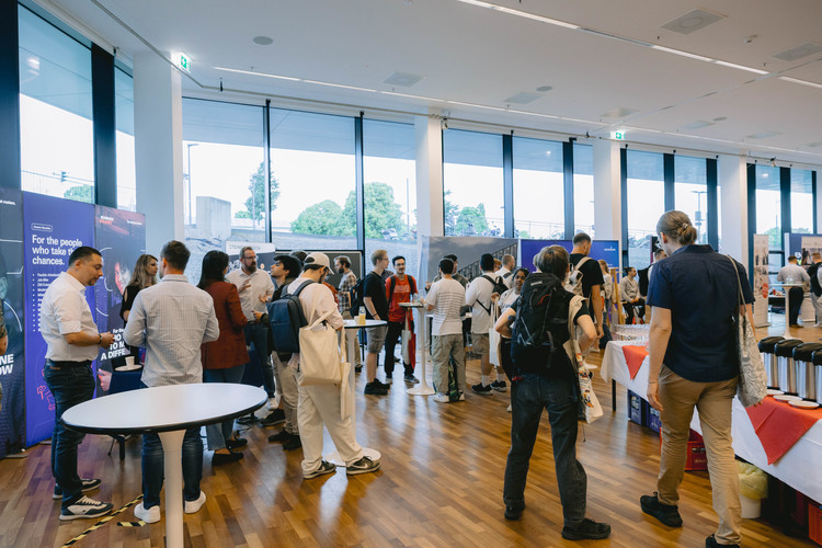 Austeller*innen und Besucher*innen der Jobmesse Technik