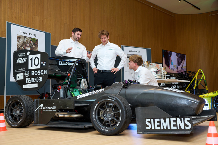 Fahrzeug OsCar Racing Team und drei Studierende