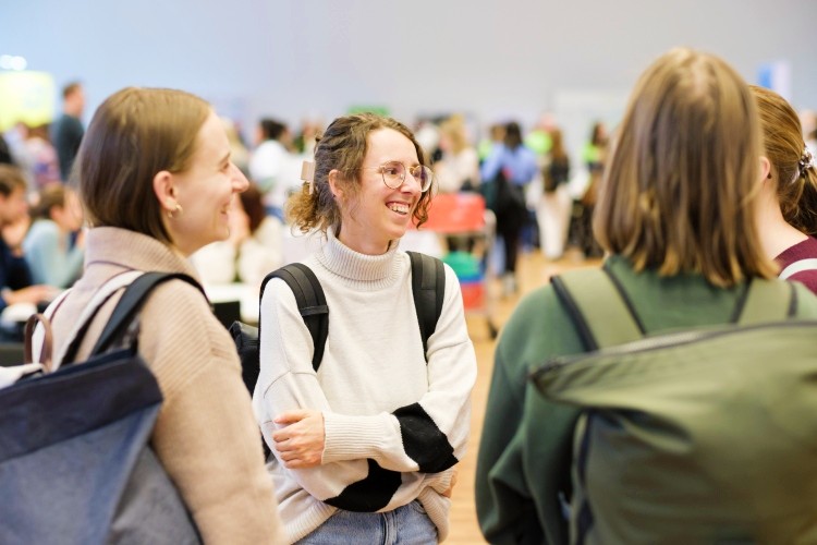 Vier Studierende unterhalten sich am Jobmarket