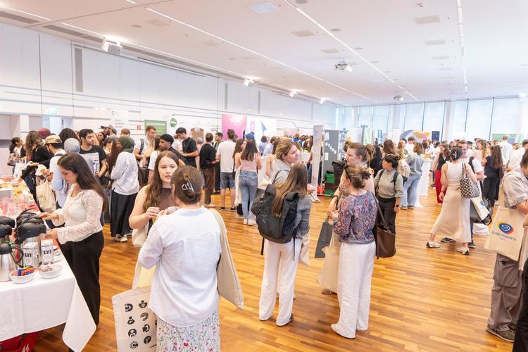 Besucher*innenmenge am Jobmarket