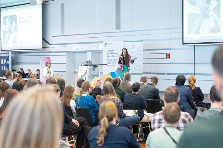 Vortrag auf der Life Science Career Fair, Vortragende am Podium, Zuhörer*innen von hinten
